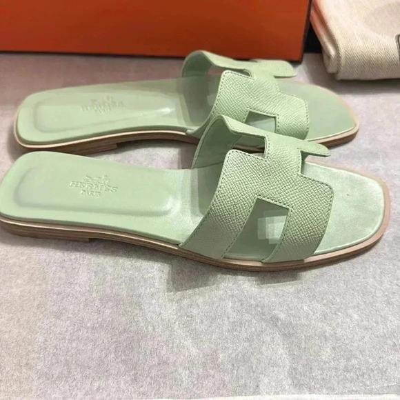 HERMES ORAN SANDALS 
VERT JADE
NEW IN BOX FULL SET - Picture 10 of 11
